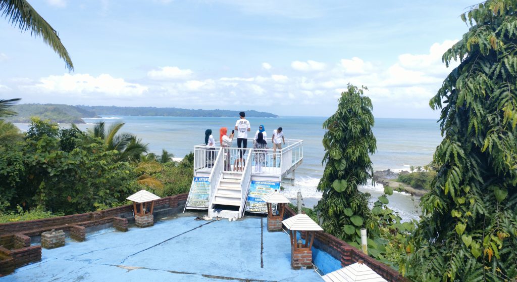 Teras Kaca Karapyak Valley di Pangandaran, Swafoto Sambil Berwisata Kuliner