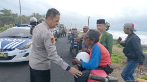 Polres Pangandaran Bersama Mahasiswa Berikan Bantuan Sembako Kepada Sejumlah Warga di Pesisir Pantai