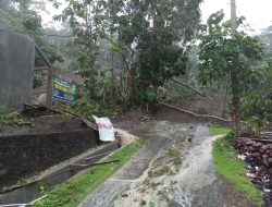 Hujan Deras, Dua Rumah di Pangandaran Tertimbun Longsor