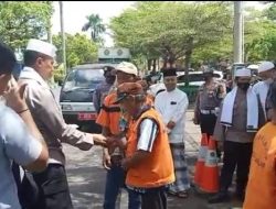 Patut Ditiru, Hari Santri Kapolres Banjar Bagikan Uang Kepada Sejumlah Tukang Becak dan Tukang Parkir