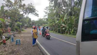 Jalan Masih Amblas di Pangandaran, Ibu-ibu Ikut Bantu Arus Lalulintas, Sehari Dapat Cuman Sekitar Rp 400 Ribu