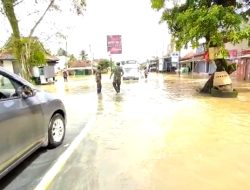 Kamis Sore, Jalan Raya di Kalipucang Pangandaran Masih Terendam Banjir, Banyak Terjebak Macet & Mesin Motor Mati