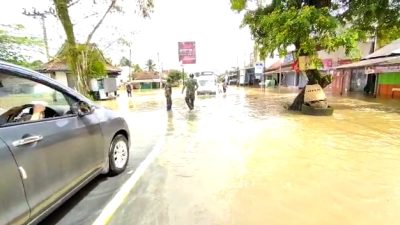 Kamis Sore, Jalan Raya di Kalipucang Pangandaran Masih Terendam Banjir, Banyak Terjebak Macet & Mesin Motor Mati