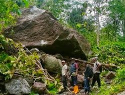 Terhalang Batu Besar, Akses Jalan Alternatif Ciamis ke Pangandaran Tidak Bisa Dilewati