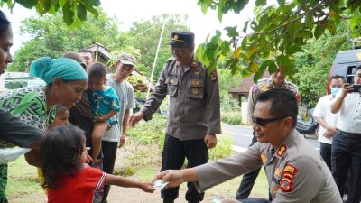 Di Desa Karyamukti, Kapolres Banjar Bagi-bagi Uang Jajan untuk Anak-anak