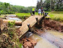Tergerus Hujan Deras Jembatan Penghubung Antar Kecamatan di Pangandaran Ambruk Aktivitas Perekonomian Putus