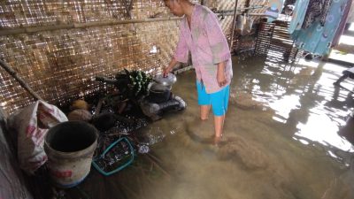 Sabar! Hujan Deras dan Saluran Pembuangan Air Tak Berfungsi, Puluhan Rumah di Pangandaran Terendam Banjir