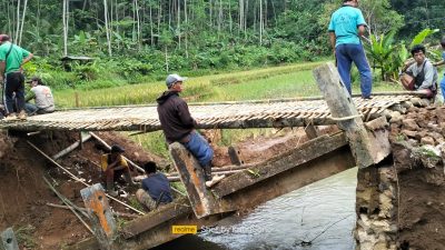 Jembatan Penghubung Antar Kecamatan di Pangandaran yang Ambruk, Diperbaiki Warga Secara Swadaya, Pakai Anyaman Bambu