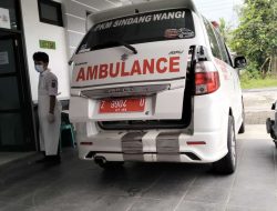 Melaju dengan Kecepatan Tinggi, Mobil Sedan BMW di Pangandaran Hantam Pagar Rumah dan Motor