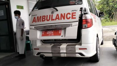 Melaju dengan Kecepatan Tinggi, Mobil Sedan BMW di Pangandaran Hantam Pagar Rumah dan Motor