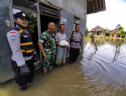 Bentuk Kepedulian, Polisi dan Tentara di Pangandaran Salurkan Bantuan Sembako ke Warga Terdampak Banjir