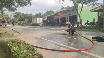 Ganggu Kenyamanan Pengendara, Damkar Pangandaran Singkirkan Material Batu Putih di Badan Jalan Raya Nasional