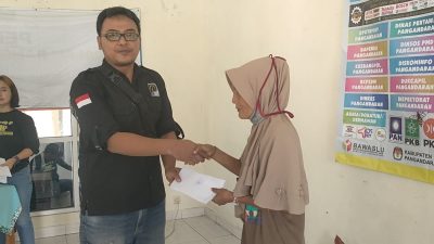 Bentuk Kepedulian, Aliansi Wartawan Pasundan Pangandaran Serahkan Bantuan Terhadap Fakir Miskin dan Lansia