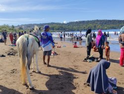 Akhir Libur Sekolah, Pantai Barat Pangandaran Diramaikan Wisatawan