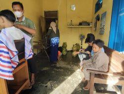 Jelang Masuk Sekolah, Tukang Cukur Rambut di Pangandaran Kebanjiran Pelanggan