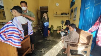 Jelang Masuk Sekolah, Tukang Cukur Rambut di Pangandaran Kebanjiran Pelanggan