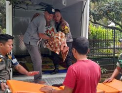 Bhabinkamtibmas di Kota Banjar Menolong Warganya Yang Sakit