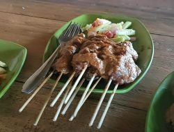 Nikmatnya Sate Luber di Saung Ranggon Maya Pangandaran, Rasanya Sangat Ajib Banget