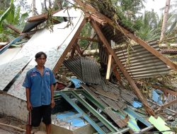 Sedih! Rumah Milik Pudin di Pangandaran Hancur Tertimpa Pohon Besar