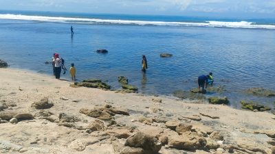 Akhir Pekan, Pantai Karapyak Pangandaran Diramaikan Wisatawan