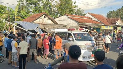 Adu Banteng Mobil Ambulans Vs Truk di Pangandaran, Sopir Ambulans Tewas Ditempat