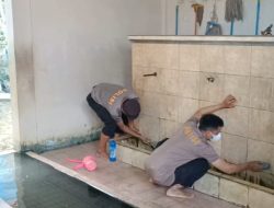 Sambut Bulan Ramadan, Polisi dan Warga di Pangandaran Membersihkan Mesjid