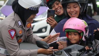 Bulan Ramadan, Pelanggar Lalulintas Ditertibkan Polres Pangandaran dan Diberikan Takjil