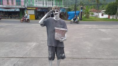 Bikin Sedih, Kisah Manusia Silver Mengais Rezeki di SPBU Padaherang Pangandaran 