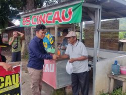 Masyarakat Pengguna Jalan Soponyono Kota Banjar Dibagi Takjil oleh Polisi