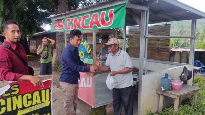 Masyarakat Pengguna Jalan Soponyono Kota Banjar Dibagi Takjil oleh Polisi