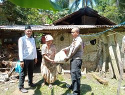Menolong Masyarakat, Polisi di Pangandaran Memberikan Bansos ke Lansia
