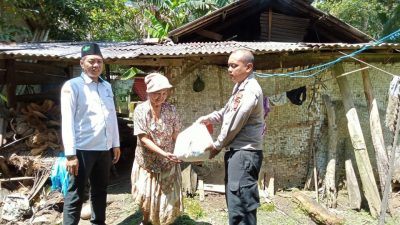 Menolong Masyarakat, Polisi di Pangandaran Memberikan Bansos ke Lansia