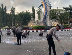 Banyak Sampah Petasan Berserakan di Bundaran Marlin, Personel Polres Pangandaran Gelar Bersih-bersih