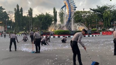 Banyak Sampah Petasan Berserakan di Bundaran Marlin, Personel Polres Pangandaran Gelar Bersih-bersih