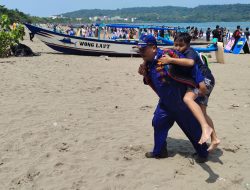 Perahu Wisata di Pangandaran Nyaris Tenggelam, Polisi Dan Warga Bantu Evakuasi