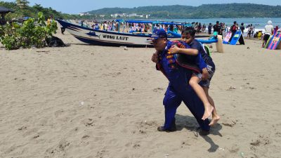 Perahu Wisata di Pangandaran Nyaris Tenggelam, Polisi Dan Warga Bantu Evakuasi