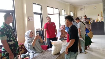 Babinsa Dan Bhabinkamtibmas di Pangandaran Dampingi Penyaluran Beras Kepada 288 KPM