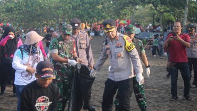 Ciptakan Kebersihan TNI Dan Polri Bersih-Bersih Pantai Pangandaran 