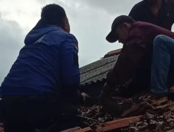 Dikira Ular, Tim Damkar Pangandaran Evakuasi Seekor Biawak di Atap Rumah