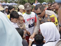Di Peringatan Mayday, Kapolres Banjar Bagikan Uang Jajan Kepada Anak-anak