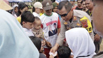 Di Peringatan Mayday, Kapolres Banjar Bagikan Uang Jajan Kepada Anak-anak