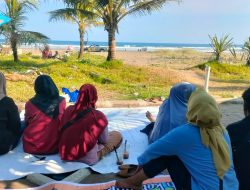Satu Bocah Belum Ditemukan, Keluarga Pasrah dan Menanti di Bibir Pantai Pangandaran