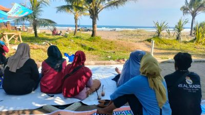 Satu Bocah Belum Ditemukan, Keluarga Pasrah dan Menanti di Bibir Pantai Pangandaran