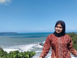 Aneh, Ada Lima Warna Laut di Pantai Karapyak Pangandaran