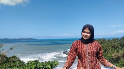 Aneh, Ada Lima Warna Laut di Pantai Karapyak Pangandaran