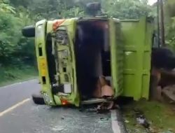 Overload, Truk Besar Bermuatan Boulder di Pangandaran Terguling