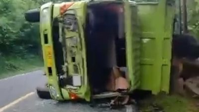 Overload, Truk Besar Bermuatan Boulder di Pangandaran Terguling