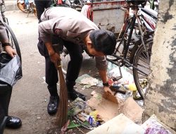 Polres Banjar bersama Masyarakat Bersih-Bersih Sampah Di Pasar Banjar