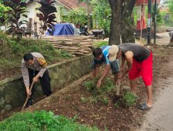 Jaga Kebersihan Kapolsek Langensari Bersama Anggota Lakukan Aksi Bersih Sampah