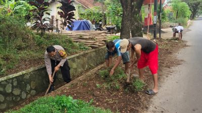 Jaga Kebersihan Kapolsek Langensari Bersama Anggota Lakukan Aksi Bersih Sampah
